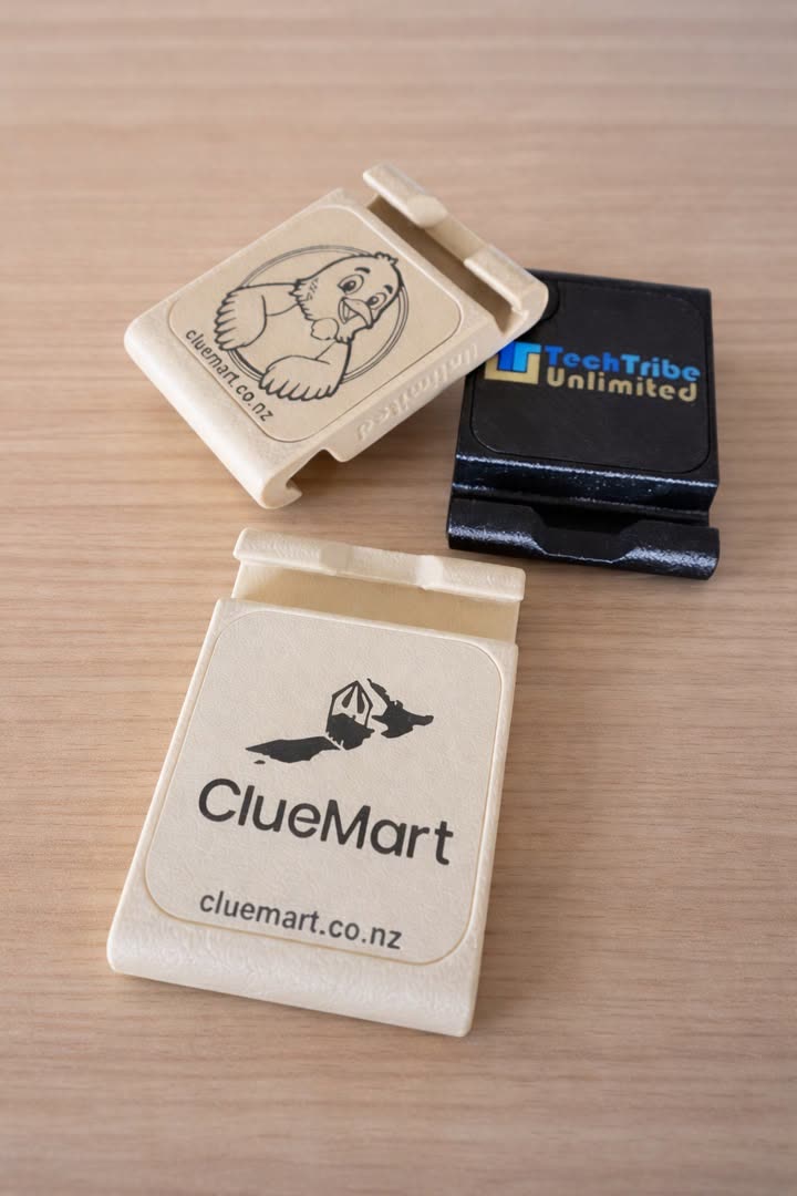 Promo phone holders for ClueMart